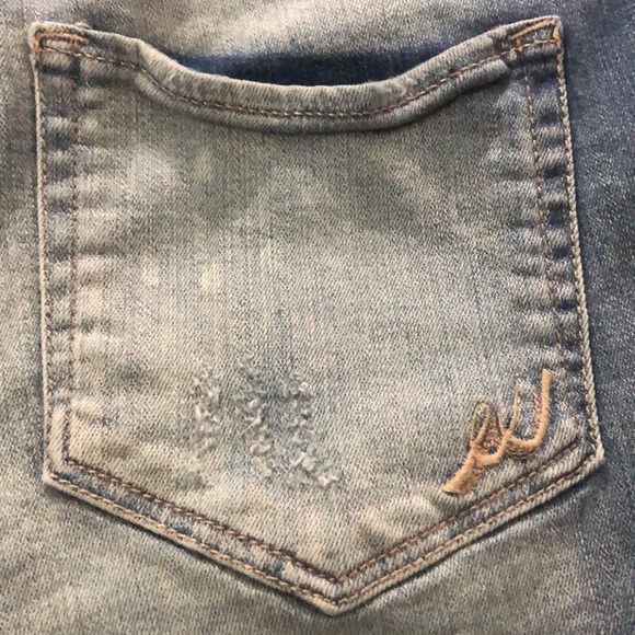 Women’s Express Distressed Jean Shorts - Picture 5 of 7